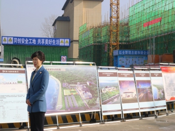 县委副书记、县长王亚珍在一馆一中心项目现场作视频观摩会讲解