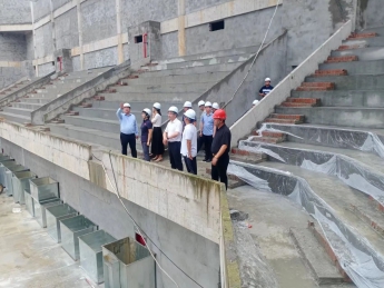 汉中市体育局局长丁涛，洋县人民政府副县长李洁、洋县教育体育局局长蒙刚、副局长高建民等人到洋县全民健身中心和体育场项目现场调研考察